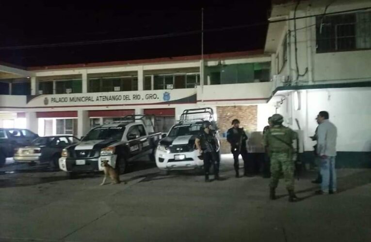 Comando armado, ataca a balazos el Ayuntamiento de Atenango del Río.