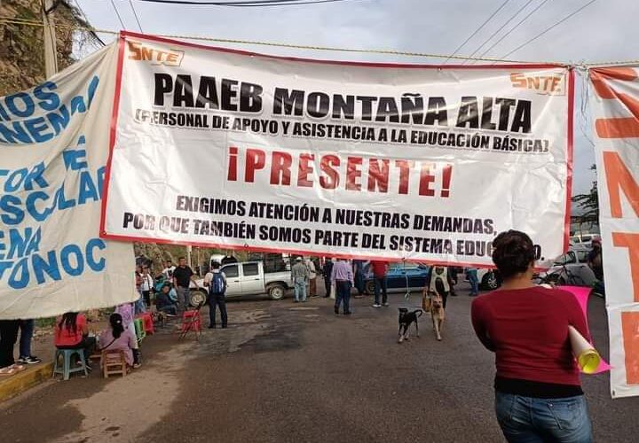 Maestros de Tlapa, mantienen bloqueada la entrada a la ciudad, exigen atención del secretario de educación Marcial Rodríguez Saldaña.
