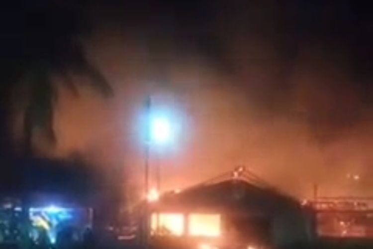 Incendio de un auto acaba con 2 restaurantes en Acapulco.