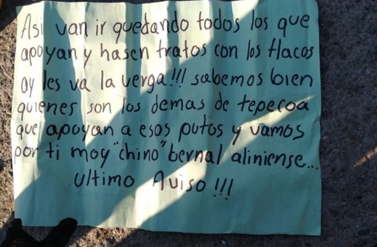 Asesinan a balazos a un sujeto en Iguala, le dejan una narco cartulina.