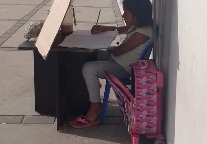 NIÑA ESTUDIA DEBAJO DE CAJA DE CARTÓN MIENTRAS SU PAPÁ LAVA CARROS❗
