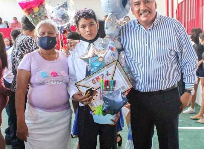 Asiste el presidente del DIF, en representación de la alcaldesa de Eduardo Neri y Sara Salinas a una clausura de fin curso.