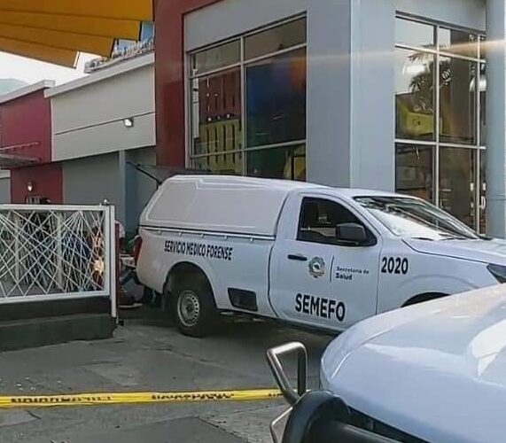 Ejecutan a un sujeto en plena costera Miguel alemán en Acapulco.