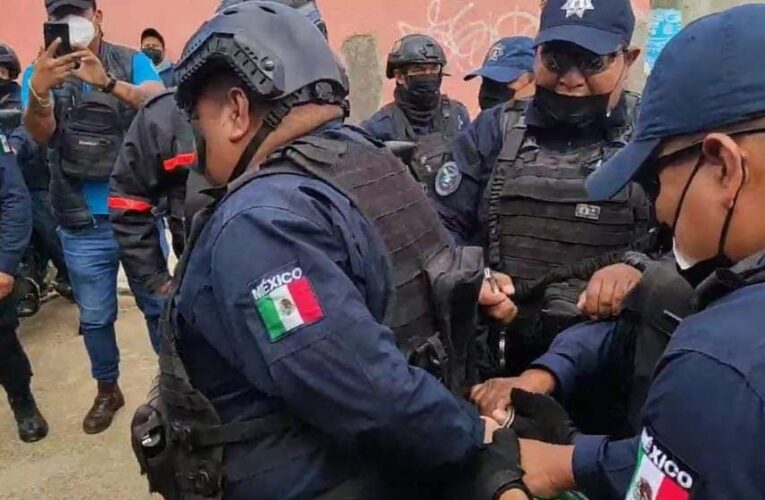 ASEGURAN A 25 MIGRANTES Y DETIENEN A 2  POLICÍAS MUNICIPALES POR INTENTO DE EXTORSIÓN
