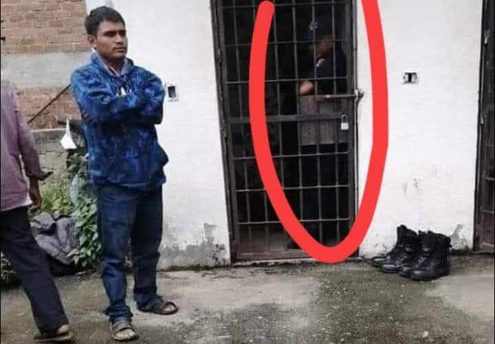 Muere un detenido en una cárcel, presuntamente se suicidó.  OAXACA, OAX.Habitantes de Santa Catarina Juquila detienen y encierran al Síndico y a un Policía Municipal en los separos por este lamentable hecho.  Exigen una investigación por la muerte de Isidoro “C” quién presuntamente se quitó la vida en el interior de la cárcel municipal de Juquila.  El hombre de oficio albañil fue detenido por una falta administrativa durante un baile, por lo que fue ingresado a la comandancia, donde fue encontrado ahorcado minutos después.  Los juquileños exigen la destitución del Director de la Policía Municipal y de los policías involucrados, los acusan de omisión.