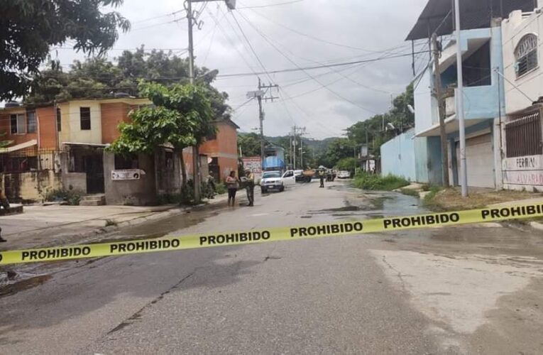 Asesinan a balazos a chófer de camioneta de pasajeros en Acapulco.