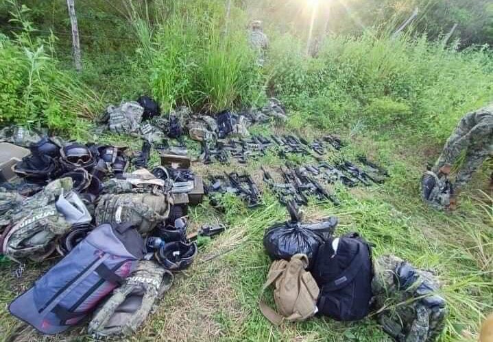 Vuelca camión con elementos de la marina que viajaban a Iguala, casi pierden la vida en carretera.