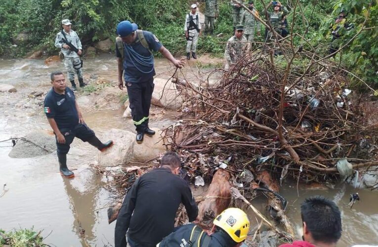 Localizan cuerpo sin vida de mujer arrastrada por la corriente en Acapulco, después de fuerte lluvia.