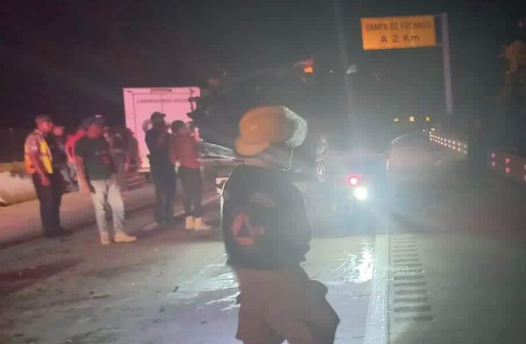 3 muertos y 4 heridos en aparatosa volcadura en la autopista del sol.