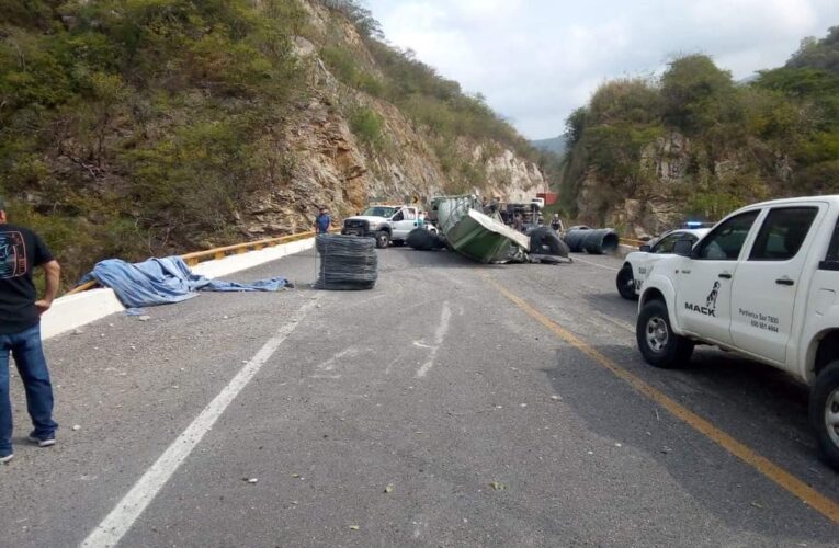 Trailer cargado de alambró sufrió volcadura sobre la Autopista Siglo 21