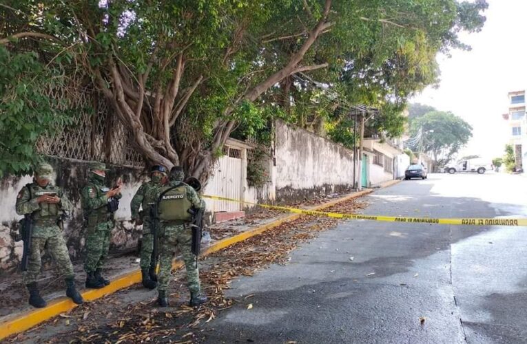 Un hombre fue asesinado a balazos en el fraccionamiento Las Playas en Acapulco.