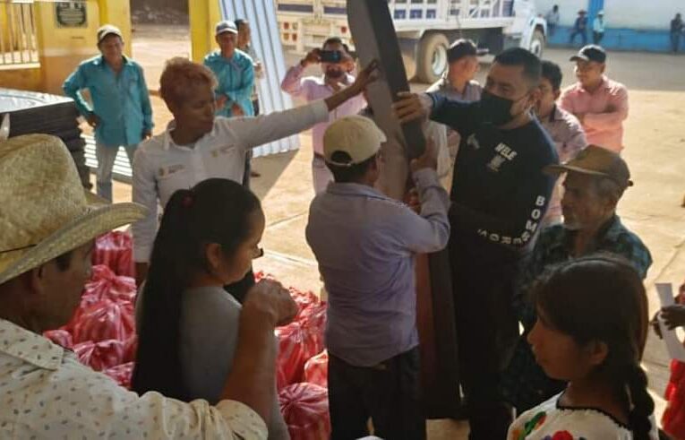 Habitantes de Cochoapa el Grande, afectados por las últimas lluvias reciben apoyos del gobierno de Guerrero