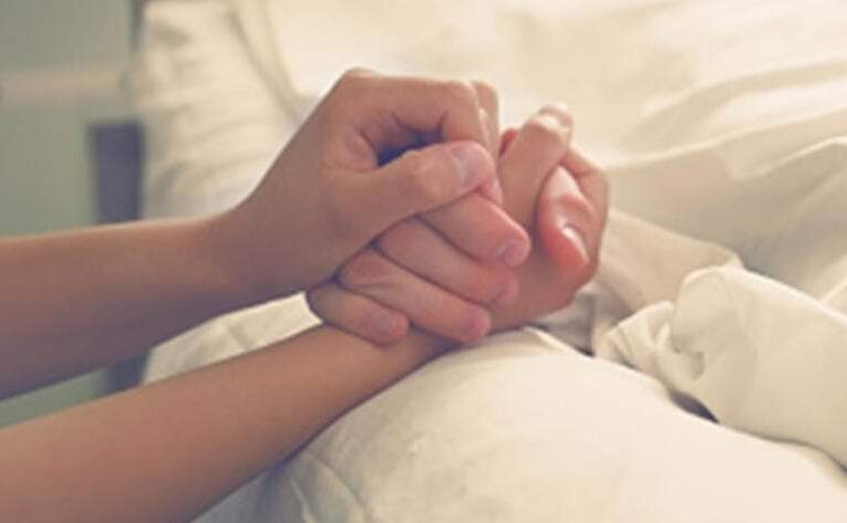 Le “truenan” el cuello y queda paralizado tras masaje en baños de vapor