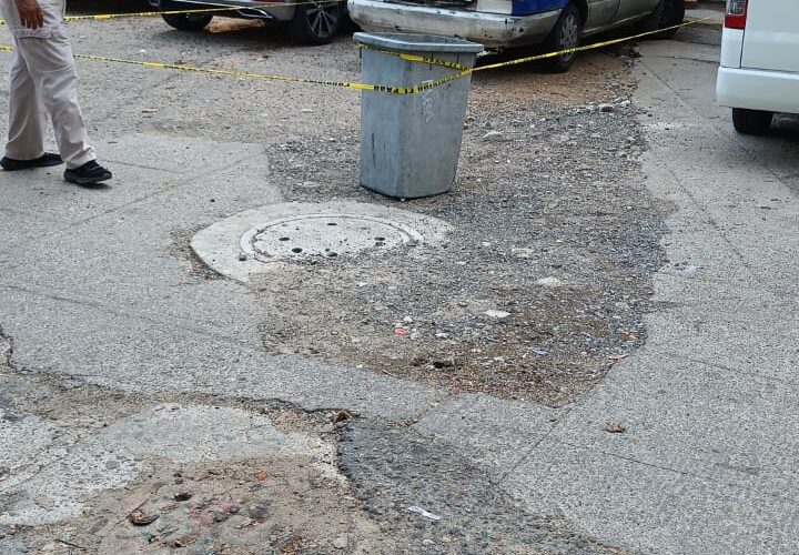 Localizan putrefacto, un hombre encajuelado en un taxi en Acapulco.