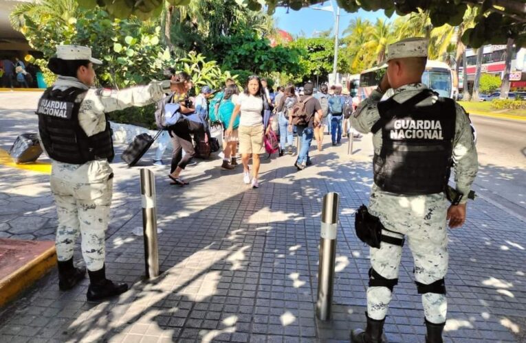 Capturan a 2 sujetos con drogas y armas sobre la costera en acapulco.