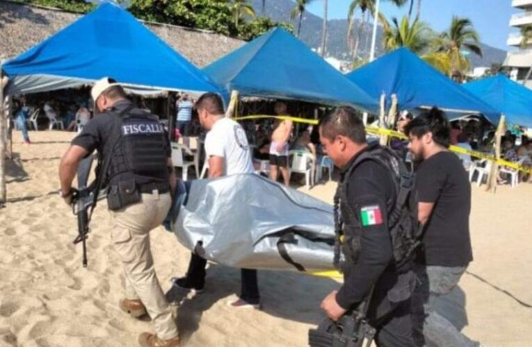 1­ muerto y 1 herido en plena playa de Acapulco.