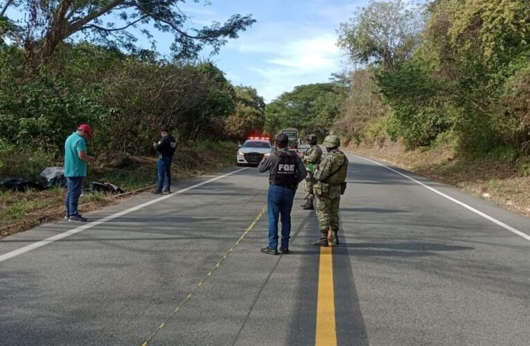 Ejecutan a un hombre a tiros y le dejan una narco-cartulina en el km 42 de Acapulco.