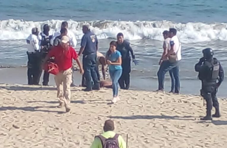 Ejecutan a un tipo en playa de Acapulco, ante la presencia del ejército y guardia nacional.