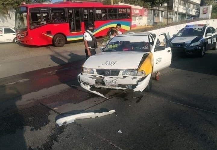 Una mujer herida, durante un accidente automovilístico en el maxi túnel de Acapulco.