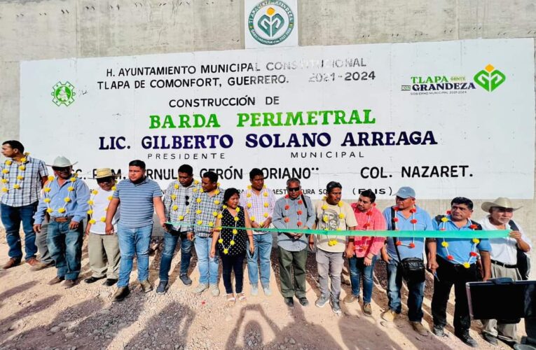 Inaugura el edil de Tlapa, Gilberto Solano una barda en la colonia Nazaret.