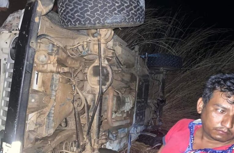 VUELCA VEHÍCULO SOBRE LA CARRETERA ACAPULCO ZIHUATANEJO 
