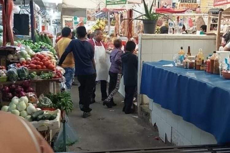 Asesinan a carnicero en pleno mercado y ante sus clientes.