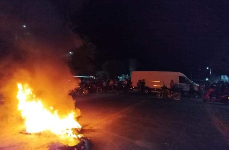 Policías Comunitarios Fusdeg de Tierra Colorada, bloquean la Carretera federal Mex-Aca.