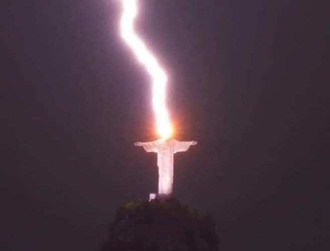 RAYO, CAE SOBRE EL CRISTO REDENTOR DE RIO DE JANEIRO, EN BRASIL