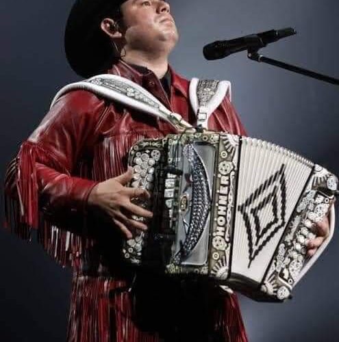 LEVANTAN AL CANTANTE  ALFREDO OLIVAS!!