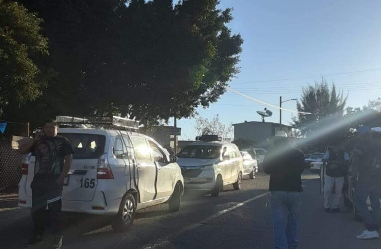 Bloquean habitantes náhuas la carretera Tlapa-Chilapa; piden un banco del bienestar en Chiepetepec