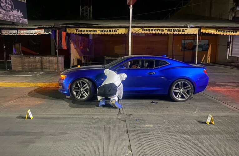 Ejecutan a dos hombres que conducían auto deportivo en Iguala.