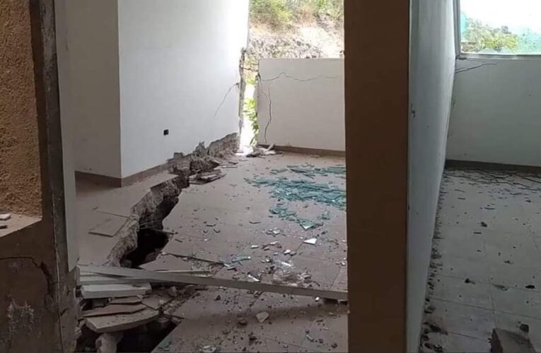 18 colonias de Chilpancingo, en peligro; se está abriendo la tierra: Protección Civil.  **La zona es inestable, en cualquier momento podría haber un deslizamiento fuerte, dice funcionario  Por; Marcial Campuzano  La Coordinación Municipal de Protección Civil, alertó que es progresiva la falla geológica que afecta a decenas de viviendas de 18 colonias ubicadas al norponiente de Chilpancingo, con la posibilidad de que en algún momento se registre el deslizamiento fuerte de una ladera inestable.  Esto ha dado lugar a la entrega permanente de notificaciones a los colonos que viven en la zona afectada, con la recomendación de que no habiten casas ni departamentos con daños estructurales graves ante el riesgo de que se desplomen.  El coordinador de Protección Civil en el municipio de Chilpancingo Sergio Del Moral Benitez, informó que hasta ahora la falla geológica ha ocasionado daños desde leves hasta graves a viviendas de 18 colonias ubicadas al norponiente de Chilpancingo.  Recordó que no hace mucho fue demolido un edificio de departamentos de 6 niveles que registraba una inclinación de 50 centímetros, porque de desplomarse caería sobre 8 viviendas. Este inmueble tuvo serias afectaciones por el deslizamiento de ladera.  Sergio del Moral informó que debajo del subsuelo de las colonias afectadas pasa un río, porque cuando hay un silencio total se escuchan ruidos de objetos que ruedan tentativamente ocasionados por la corriente de agua.  Con honestidad se le ha dicho a la gente que vive en la zona afectada, que es progresiva la falla geológica, y que en un momento dado podría ocurrir un deslizamiento fuerte, dijo el titular de Protección Civil en el municipio.  Derivado de los daños ocasionados a las casas, la colonia Tlacaelle está prácticamente deshabitada porque la mayoría de las construcciones tienen daños severos. Las colonias Villa Tlalmeca y San Rafael Norte son otros asentamientos humanos con daños graves en las viviendas, en donde se recomendó a la gente no habitar las casas, informó.  El funcionario municipal aseguró que de este grave problema que hay en Chilpancingo, tienen conocimiento la Coordinación Nacional de Protección Civil, la Secretaría de Gobernación, la Secretaría de Desarrollo Agrario, Territorial y Urbano (Sedatu), todas del gobierno federal; así como el Instituto de Vivienda y Suelo Urbano y empresas que construyeron casas de interés social en la zona de conflicto.  Cuando ocurre un sismo de mediana o alta intensidad en Chilpancingo, personal de Protección Civil acude a la zona de la falla geológica para verificar daños, indicó.  Asimismo, informó que la Comisión Federal de Electricidad fue notificada para que retire o reacomode postes de energía eléctrica que están inclinados por el constante deslizamiento de tierra.  Aclaró que este grave problema rebasó la capacidad de atención de las autoridades municipales, por lo que es necesaria la participación del gobierno federal por el costo que representará la reubicación de cientos de personas.