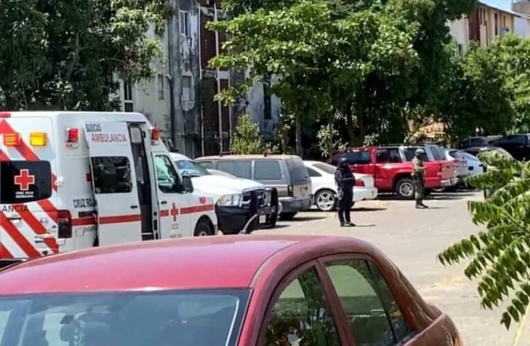Asesinan a tiros a taxista de Zihuatanejo.