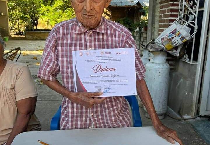 Campesino de Cocula concluye su  secundaria a los 99 años de edad.