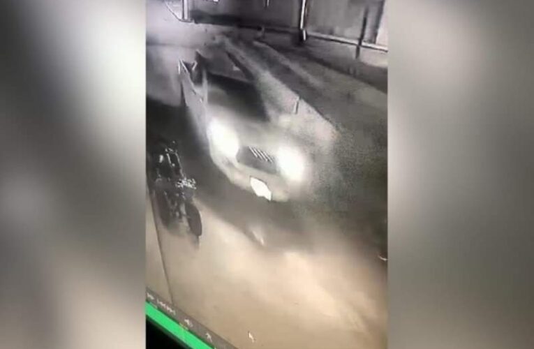 TIPO EBRIO LANZA BILLETES DESDE UNA CAMIONETA EN OMETEPEC.