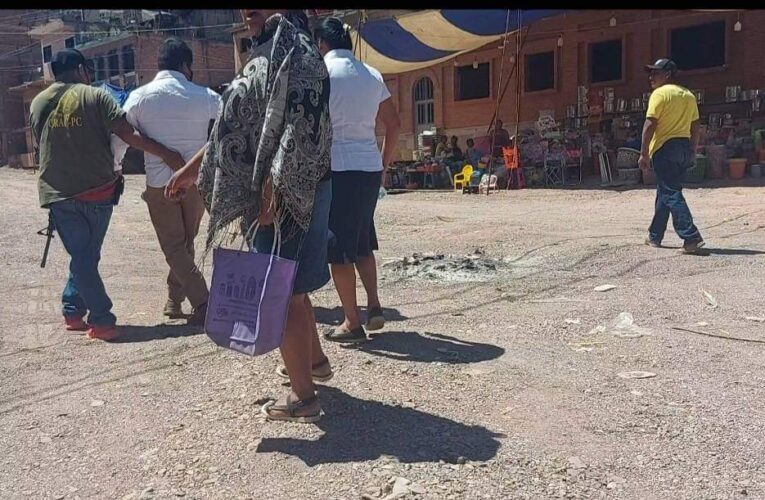 Sujetos armados, auto llamados Policías Comunitarios de Xalpatláhuac, encarcelan a funcionario del DIF por repartir despensas.