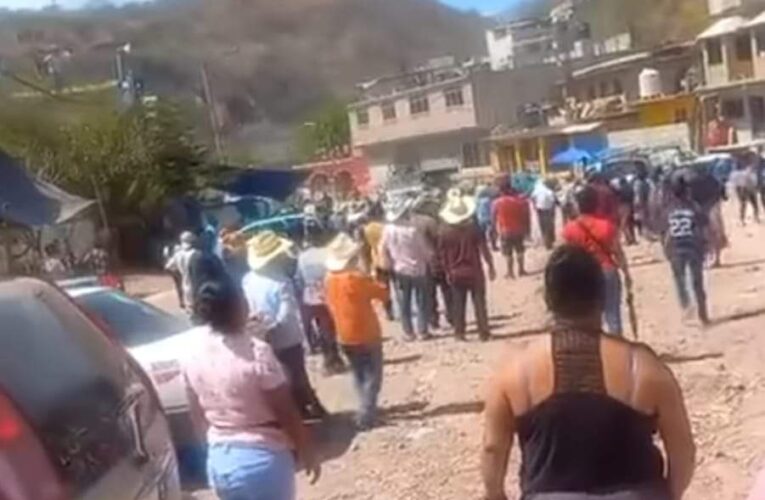 Corren a pedradas a militares y policías en Xalpatláhuac