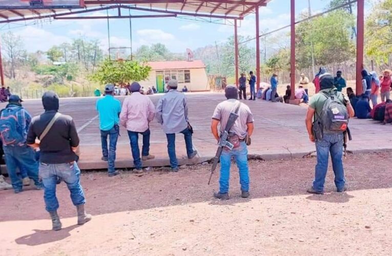 40 Pueblos de Guerrero,se armaron en contra de la Familia Michoacana, ante la incapacidad del Gobierno.  Cansados por la inseguridad y por el cobro de piso por el grupo delictivo “Familia Michoacana”, ayer jueves surgió la Unión de Pueblos de la Sierra (UPS) que lo enfrentará con 40 pueblos seranos armados.  La demanda de la Unión de Pueblos de la Sierra es que el presidente de la República, Andrés Manuel López Obrador por el Partido Movimiento de Regeneración Nacional dé atención a los ciudadanos de la sierra de Guerrero.  Le demandan al mandatario federal es el envío de elementos de la Guardia Nacional y no la Policía del Estado, ya que no confían en esa cooperación porque está coludida.  Recordaron que no confían en el gobierno de Evelyn Cecia Salgado Pineda, por Morena, pues a través de su policía estatal no combate a.los criminales, cómo ejemplo claro está la situación que se registró en El Peral que no hicieron nada, sino evitaron la captura de los jefes de la Familia Michoacana y los criminales emboscaron a los militares.  El nuevo grupo de autodefensa que enfrentará al grupo delictivo “Familia Michoacana” ha surgido en la Sierra de Guerrero el cual está conformado por pobladores de 40 comunidades y se denominan la Unión de Pueblos de la Sierra.  El grupo de autodefensa contra los criminales, surge presuntamente para enfrentar al grupo delictivo de la Familia Michoacana (FM) que ha quitado la paz y tranquilidad de todos los pueblos serranos de Guerrero.  El día de ayer jueves, en la comunidad de Piedra Concha, municipio de San Miguel Totolapan, se llevó a cabo una asamblea donde fueron presentados los nuevos integrantes de este grupo de autodefensa.  Geográficamente, la comunidad de Piedra Concha, está ubicada a más de 250 kilómetros de Chilpancingo, hasta donde se requiere la seguridad pública. Durante la reunión los pobladores anunciaron la creación de este nuevo grupo con representantes de 40 pueblos quienes manifestaron su rechazo total a la célula delictiva La Familia Michoacana, quienes desde hace 20 días intentan incursionar para mantener el control de seguridad.  Los integrantes de este nuevo grupo pertenecen a los pueblos de Coronilla, Toro Muerto, Las Conchitas, Las juntas, Campo Morado, Buena Vista, Chilpancinguito, El durazno, La Ciénega, El Zapote, El Pinzan, El Bejuco, Santa Elena, Otatlán, Pandoloma, Chapulines, El Frío, El Redunbado, Las Margaritas, Chicahuales, Primaverita.  Asimismo Filo del Aguila, Lavaderos, Los Amates, El Tambor, El Limoncito, El Naranjo, Las Vinatas, Las Parotas, Los Hoyos, Los Hornos, Las Pilitas, Las Ceibas, Los Cirguelos, Santa Fe, La Palmada, Parrales, La Hacienda, El Encanto, y Las Papitas.