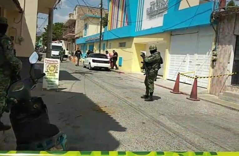 Asesinan a mujer, en Iguala, esperaba la salida de su hijo en colegio.