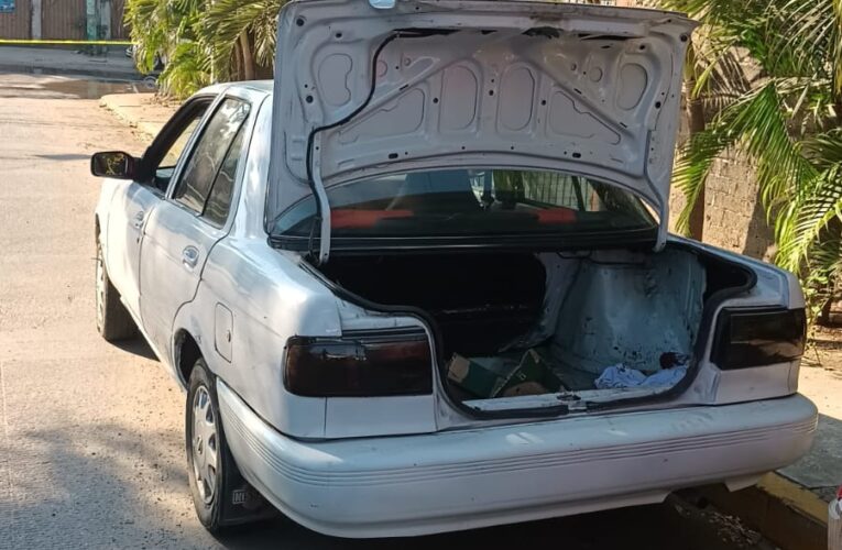 Se localizan restos humanos en el interior de un vehículo, en Acapulco.