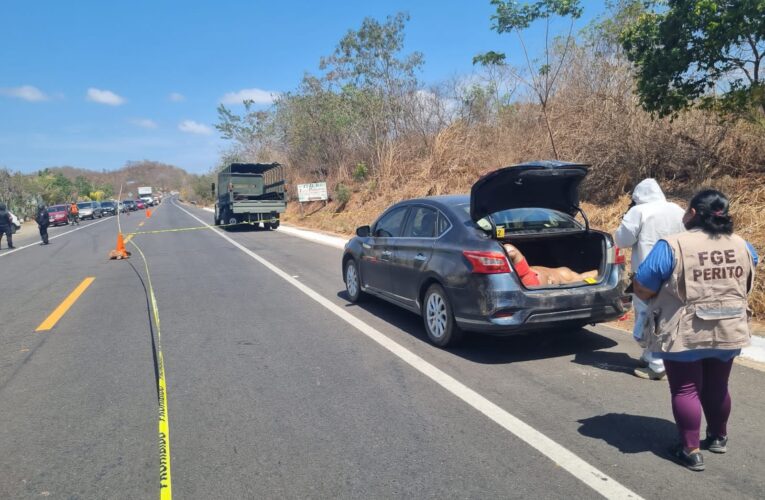 Se localiza una persona encajuelada en un auto, en Zihuatanejo.