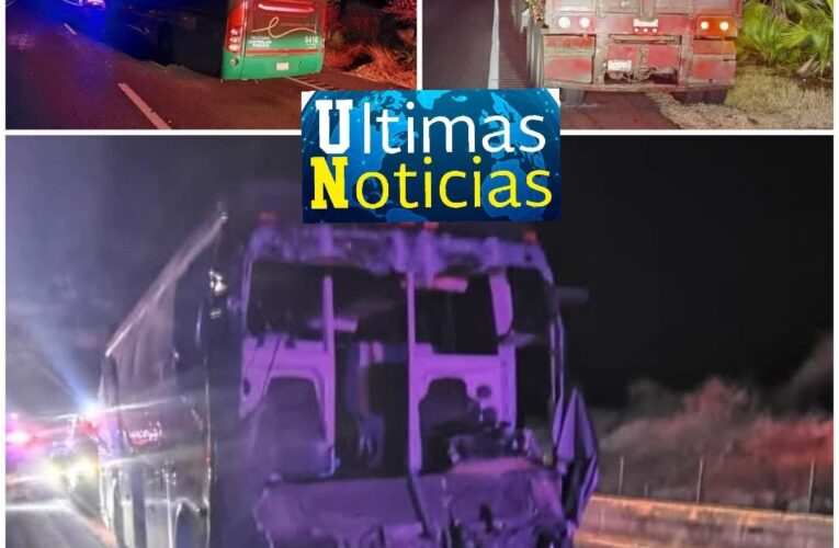 Se incendia  autobús Estrella de Oro al chocar contra un trailer en la Autopista del Sol.