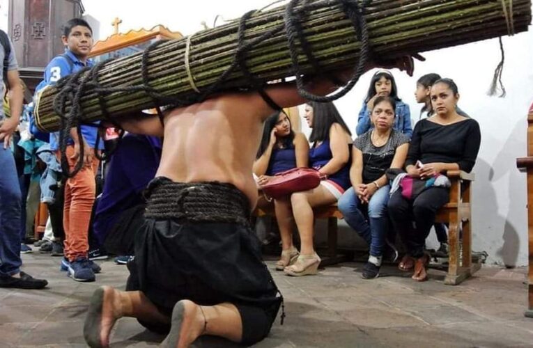 SICARIOS DE TAXCO; PRETENDEN OBLIGAR A COMPRARLES LOS ROLLOS DE ZARZA A 2 MIL PESOS A LOS PENITENTES.