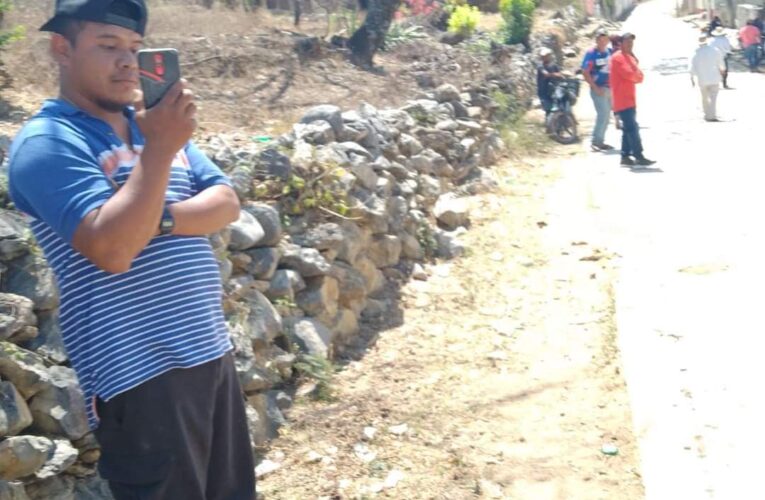 Policías ministeriales y peritos, a punto de ser linchados durante el levantamiento de un comisario ejecutado por sicarios!!