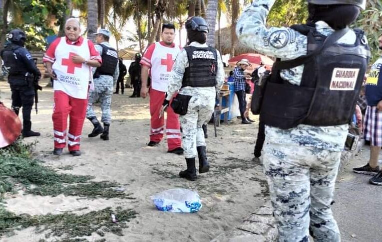 Sujetos armados, ejecutan a un tipo en playa de Acapulco.