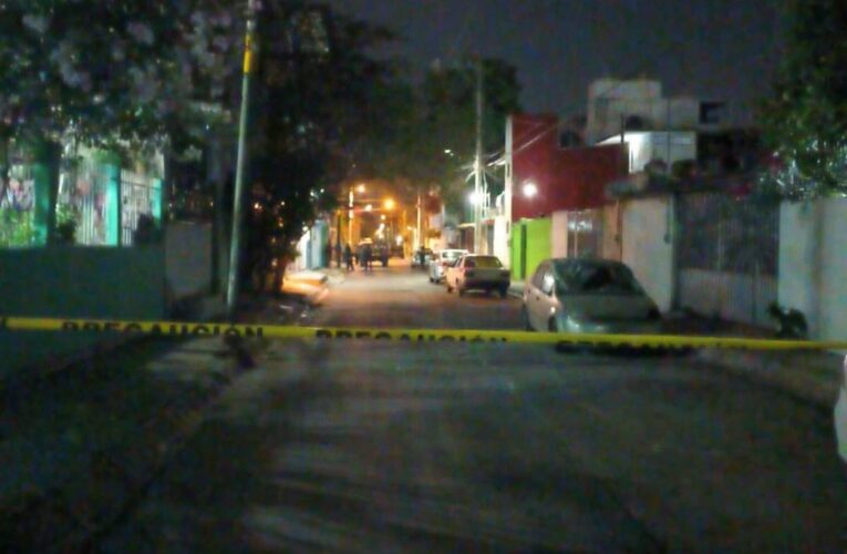 Localizan una persona decapitada en taxi de Acapulco.