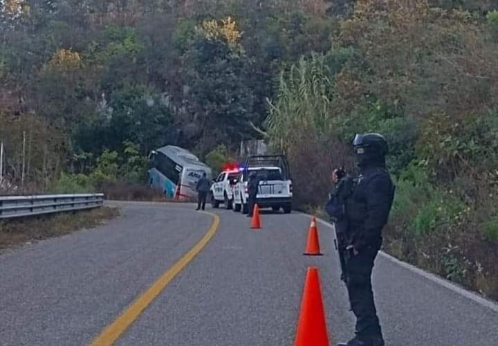 AUTOBÚS DE PASAJEROS SE SALE DE LA CARRETERA EN EL TRAMO DE CHILPANCINGO- TLAPA.
