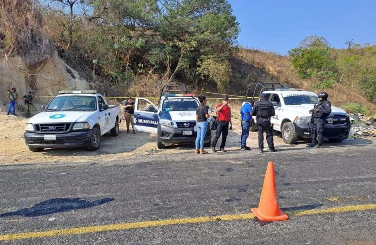 Localizan a un sujeto muerto a balazos y con una narco cartulina en Tecoanapa.
