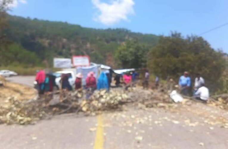 Maestros y padres de familia de Acatepec, bloquean la carretera Tlapa- Chilpancingo, exigen maestros.