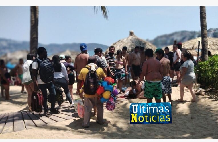 Balean a joven en playa de Acapulco.